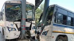 Doiwala News: The bus, filled with passengers, collided directly with a toll plaza pillar after the driver suddenly lost control near the Lachhiwala toll barrier. The passengers who were injured in the incident are being treated.