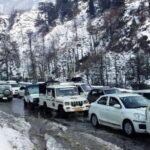 Heavy Snowfall Causes Chaos in Manali as Over 1,000 Vehicles Get Stuck; 700 Tourists Rescued