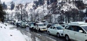 Heavy Snowfall Causes Chaos in Manali as Over 1,000 Vehicles Get Stuck; 700 Tourists Rescued